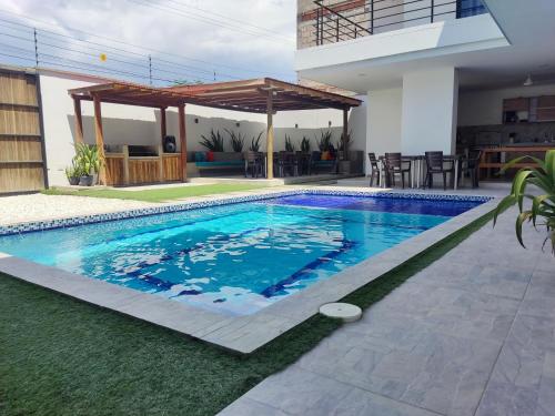 圣玛尔塔Cabaña Milagro Bonito的一座房子后院的游泳池