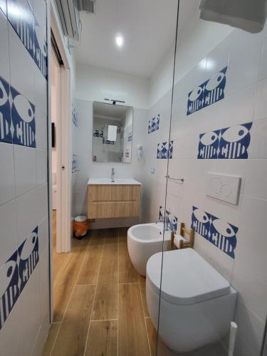 克里日亚Affittacamere Il Timone的一间带卫生间和水槽的浴室