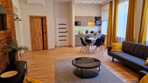 里加ATF Apartments的客厅配有沙发和桌子