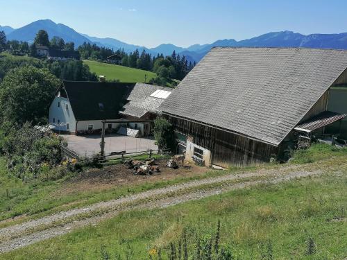 皮恩山口附近施皮塔尔Familienbauernhof Imitz, Ferienwohnung的空中景色,在野外有动物的谷仓