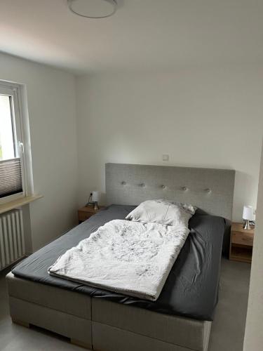 黑尔戈兰岛Hanse Bremerhavener的白色客房的一张床位,床架