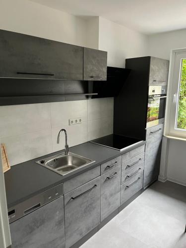 黑尔戈兰岛Hanse Bremerhavener的不锈钢厨房,带水槽和窗户