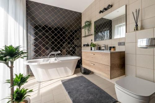 里加Luxurious penthouse with parking的带浴缸、卫生间和盥洗盆的浴室