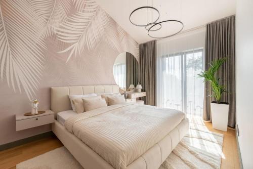 里加Luxurious penthouse with parking的一间卧室设有一张大床和一个大窗户