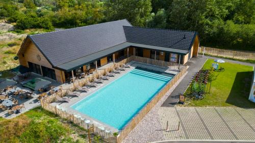 滨海贝尔克贝尔克梅尔多米奥度假酒店 的享有带游泳池的房屋的空中景致