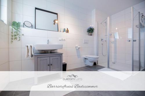 乌尔姆Customflats - Tiefgarage - Terrasse - Uninähe的一间带水槽、淋浴和卫生间的浴室