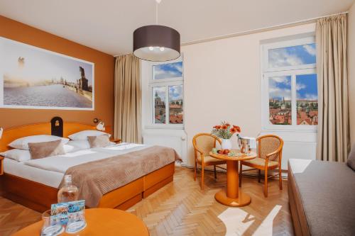布拉格Hotel Merkur - Czech Leading Hotels的酒店客房配有一张床铺和一张桌子。