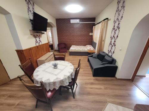 什图罗沃珂索旅馆的客厅配有桌子和沙发