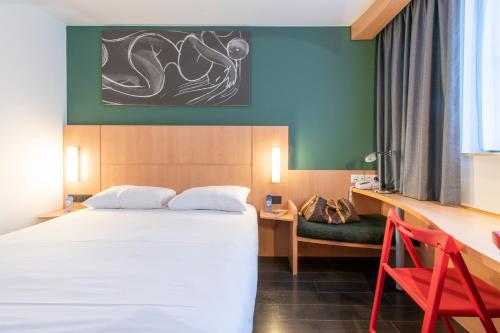 德帕内宜必思德帕酒店的配有一张床和一张书桌的酒店客房