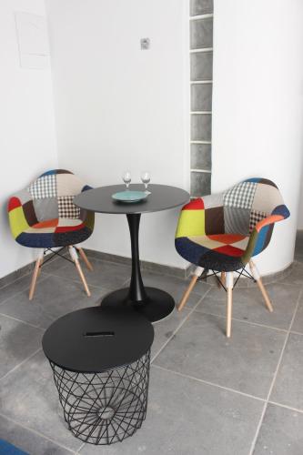 安坡里奥圣托里尼AB Green Living Santorini的一张桌子、两把椅子和一张桌子