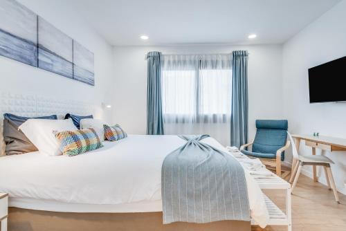 大加那利岛拉斯帕尔马斯Home2Book Casa Boissier, Breakfast Included的卧室配有白色的床、书桌和椅子