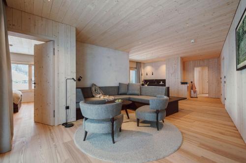 格罗萨尔Familien Natur Resort Moar Gut的客厅配有沙发和桌椅