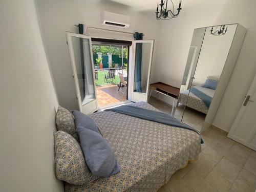 马赛Magnifique et paisible T2的一间卧室配有一张床、一张沙发和一面镜子