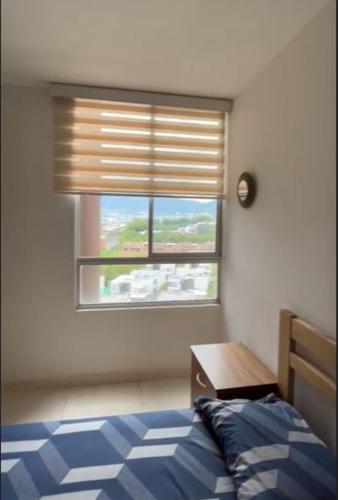 多斯克布拉达斯Mirador de La Pradera的卧室设有窗户、一张床和一张桌子