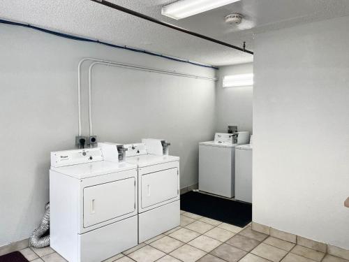 代顿Suites Dayton OH Englewood的洗衣房配有白色洗衣机和烘干机