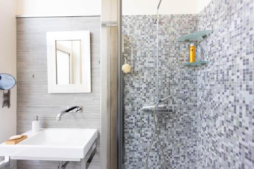 哈莱姆B&B Brouwersvaart的浴室配有白色水槽和淋浴。