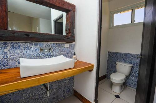 危地马拉Casa Apolonia的一间带水槽和卫生间的浴室