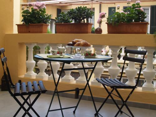 文蒂米利亚卡萨特露奇住宿加早餐旅馆的阳台上的餐桌上放着一盘食物