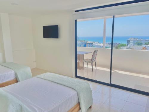 曼塔Apartamento con hermosa vista的一间卧室配有一张床,享有海景