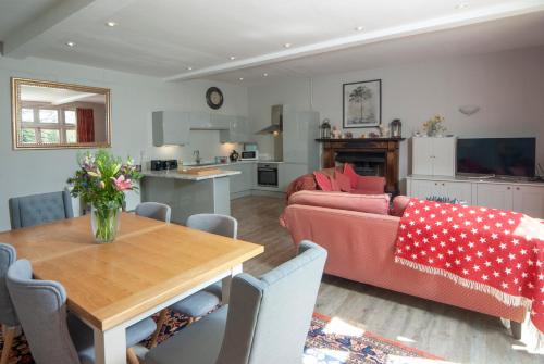 马姆斯伯里School House的客厅以及带桌子和沙发的厨房。