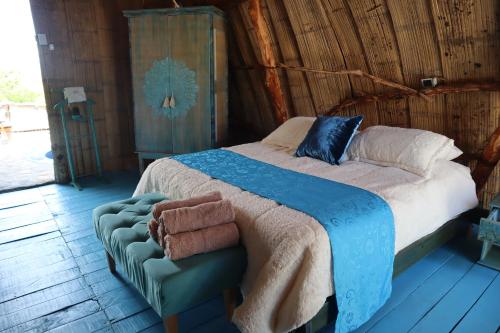 比利亚维哈Infinito Tatacoa的一间卧室配有一张床和一张沙发