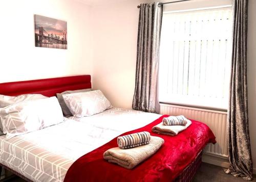 曼彻斯特Spacious 3 Bedroom House - Sleeps 5的卧室内的一张带两个枕头的床