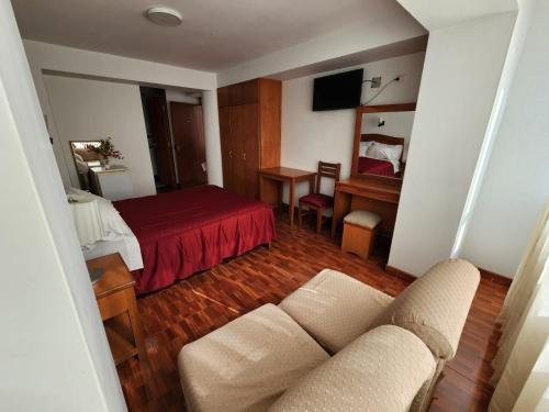 塔克纳Hotel Oceano Mit的酒店客房,配有床和沙发
