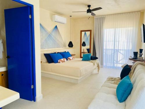 奥尔沃克斯岛Sunsteps suite pyramids的客厅配有床和蓝色门