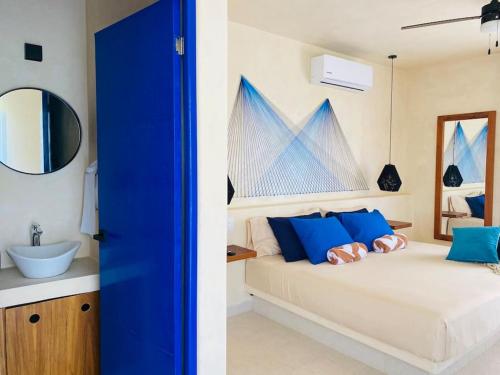 奥尔沃克斯岛Sunsteps suite pyramids的一间卧室配有一张带蓝色枕头和水槽的床