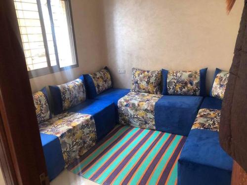 杰迪代Appartement à elJadida Bienvenue的客厅里一张蓝色的沙发