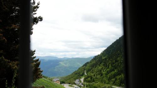 圣拉里苏朗La Sapinière的从山谷的窗户欣赏风景