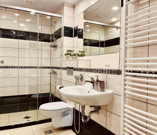 索非亚Apart-Hotels-Sofia, AHS的浴室配有白色水槽和卫生间。