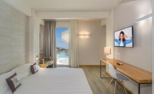 马里纳-迪-皮特拉桑塔Hotel Joseph的配有一张床和一张书桌的酒店客房