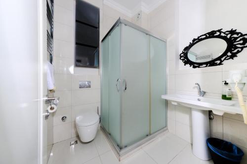 伊斯坦布尔Pearl Hotel İstanbul的带淋浴、卫生间和盥洗盆的浴室