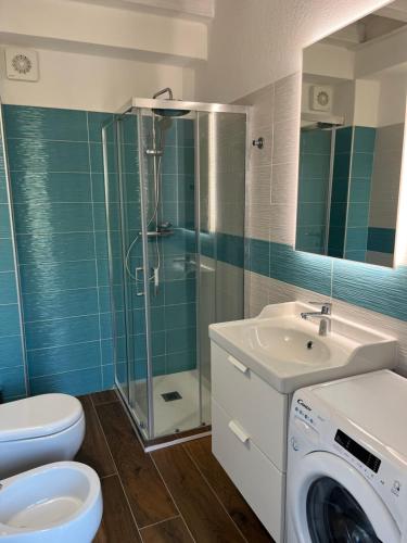 莱万托Nei castagni的浴室配有卫生间、盥洗盆和洗衣机。