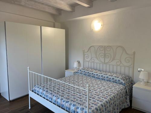 莱万托Nei castagni的卧室配有白色的床和白色橱柜