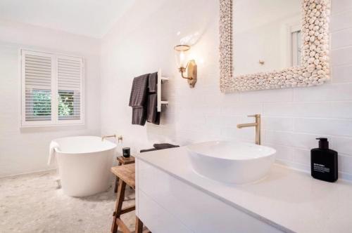 比奇沃斯Beechworth House的白色的浴室设有水槽和镜子