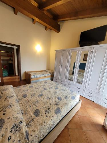 奥莱焦CASA NICCA的一间卧室配有一张床和一台电视。