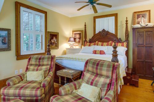 WashingtonRomantic Cottage in Washington Historic District的一间卧室配有一张床和两把椅子