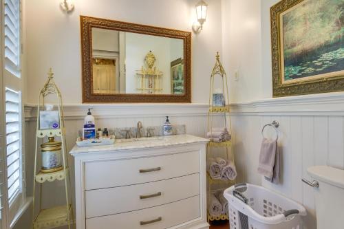 WashingtonRomantic Cottage in Washington Historic District的一间带水槽和镜子的浴室
