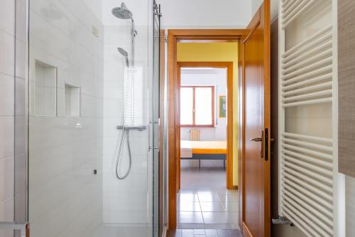 奥里斯塔诺Casa Grazia的设有带步入式淋浴间和步入式淋浴间的浴室