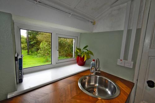 科克Peaceful Cottage的窗户前带水槽的浴室