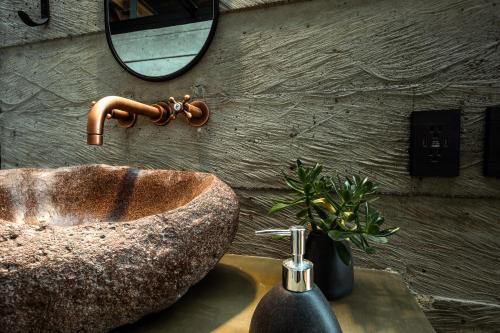 马尼萨莱斯特玛勒斯德尔鲁伊斯酒店的一间带石制水槽和镜子的浴室