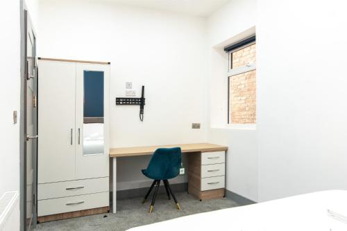 德比1BR Derby City Centre Flat 1 - Charnwood Flats的客房配有书桌和蓝椅。