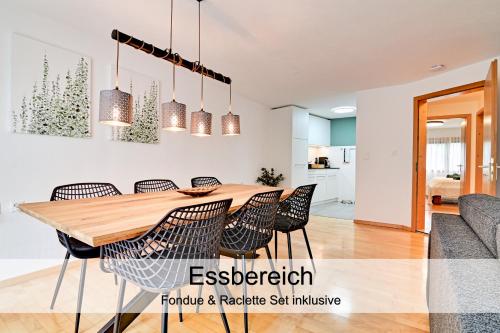 Seewis im PrättigauGemütliche 2.5 Zimmer Wohnung mit privater Sauna的一间带桌椅的用餐室