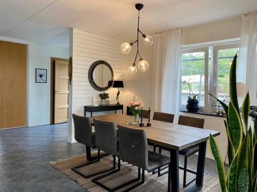 哥德堡Villalägenhet i Askim med havsutsikt的一间带桌椅和镜子的用餐室