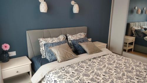 切申Apartament Azul的一间卧室配有一张带蓝色墙壁和枕头的床