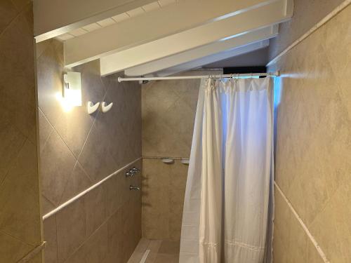 图努扬Dos Aguas的一间带白色淋浴帘的浴室