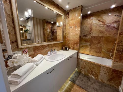 维尔纽斯Antakalnis 5 stars apartment的一间带水槽和镜子的浴室