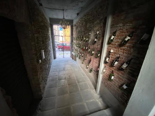 普埃布拉Hostal Casa De Arcos的暗走廊,设有砖墙和窗户
